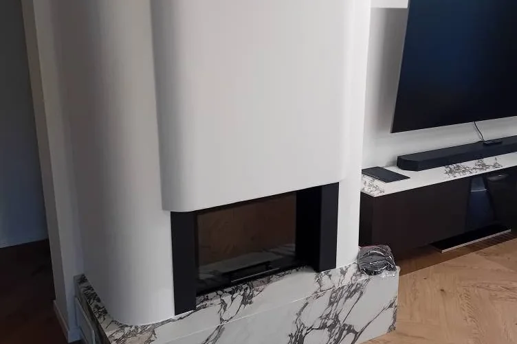 Krb s presklenou vložkou a mramorovým soklom